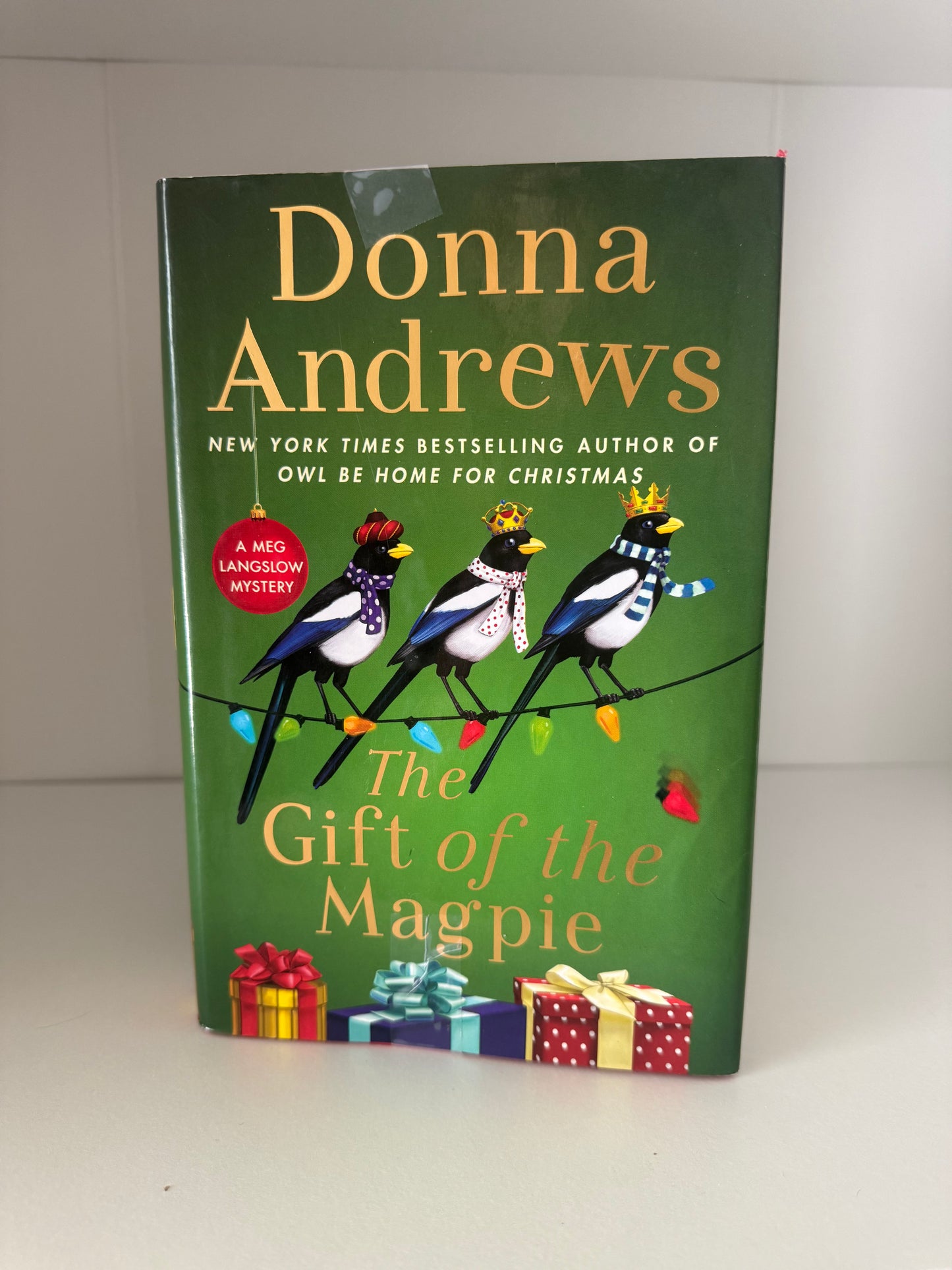 The Gift of the Magpie by Donna Andrews